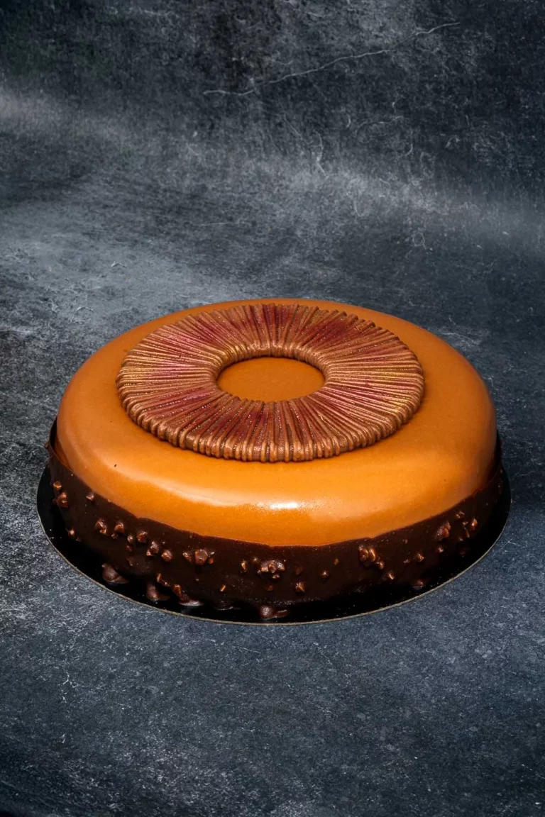 Entremet au caramel avec glaçage miroir réalisé par Maison Millet.