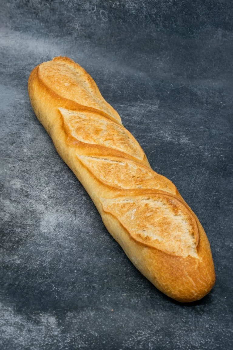 Baguette classique dorée réalisée par Maison Millet, boulangerie à Lyon et Saint-Etienne.